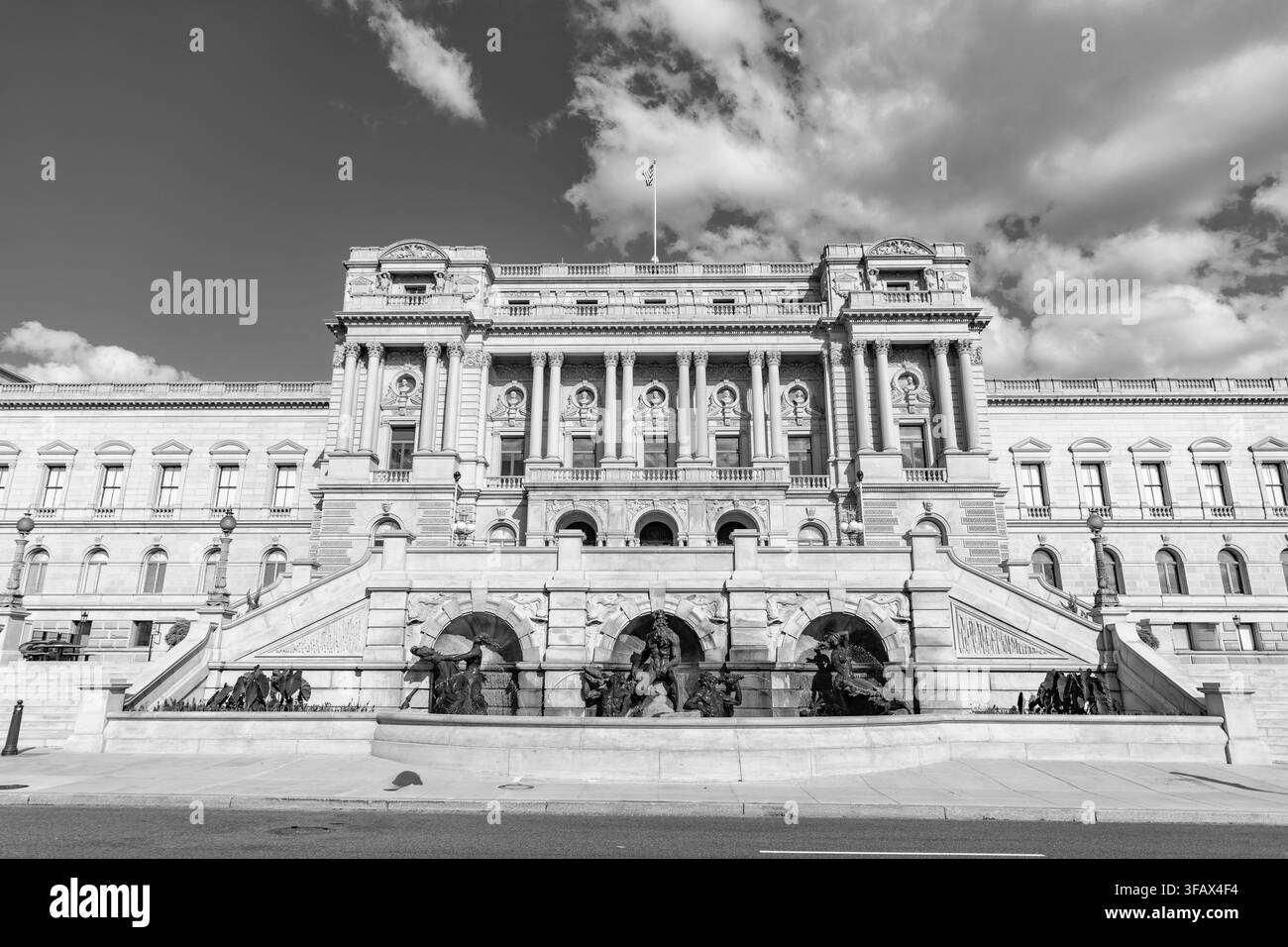 Congresso a Washington DC, edificio del Congresso sotto il cielo blu. Punto di riferimento di Washington DC. Bandiera americana sopra il Congresso. Congresso simbolo storico di Foto Stock