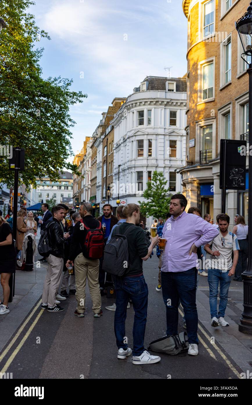 Londra, la vivace capitale dell’Inghilterra, unisce luoghi iconici, architettura storica, eredità reale e cultura di livello mondiale lungo il Tamigi, fuori mano Foto Stock
