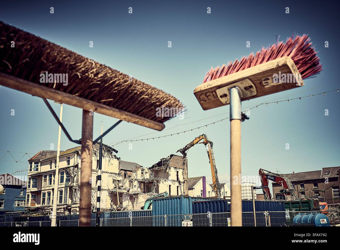 Spazzature pronte dopo la demolizione di un grande hotel sulla Promenade di Blackpool, Regno Unito Foto Stock