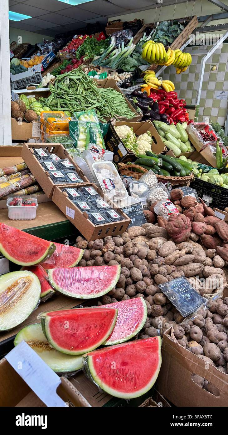 Vendita di frutta e verdura al mercato municipale di Santa Cruz de Tenerife Foto Stock