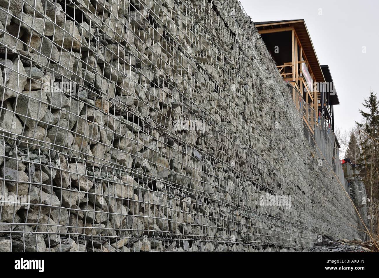 Muro di sostegno in rocce naturali chiamato anche muri a gabioni Foto Stock