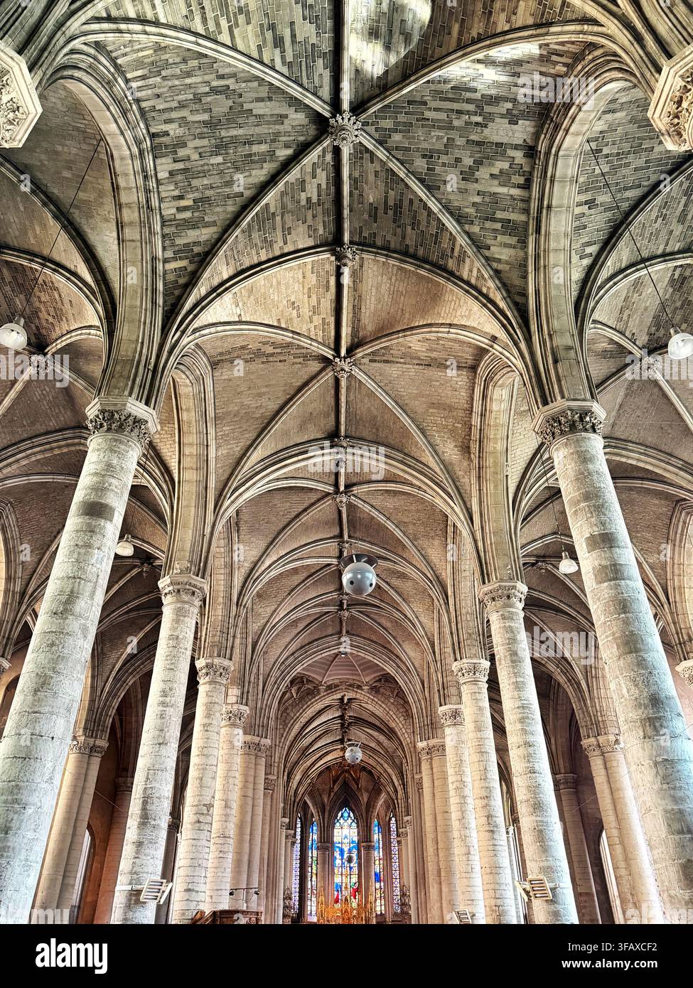 Chiesa Saint-Maurice su Rue Pierre-Mauroy, Lille, Francia. Foto Stock