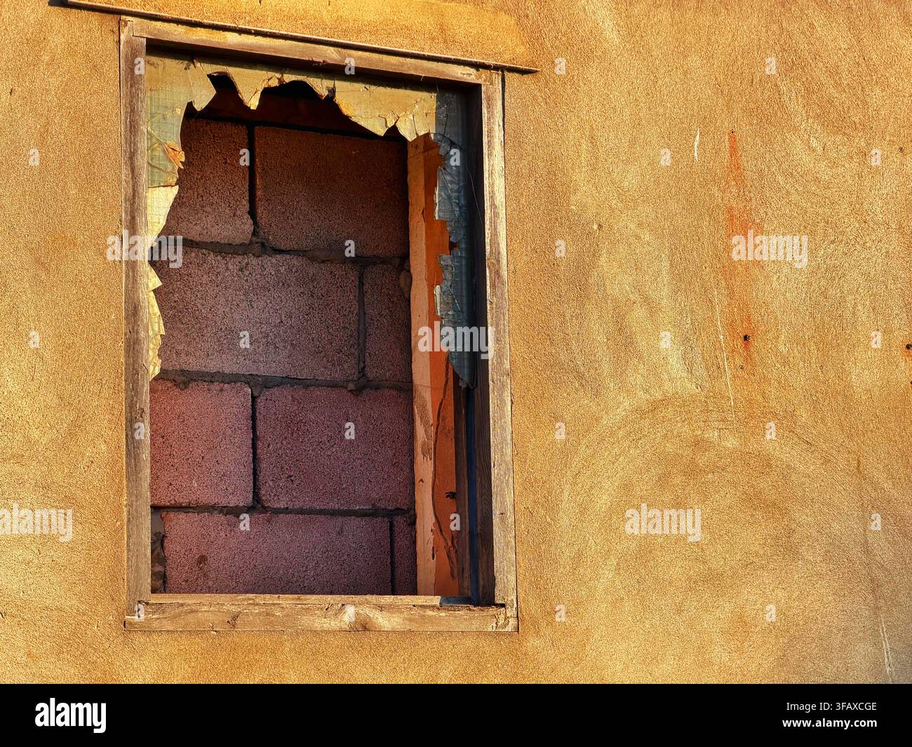 Finestra rotta con blocchi di calcestruzzo all'interno. - Immagine stock catturata con smartphone