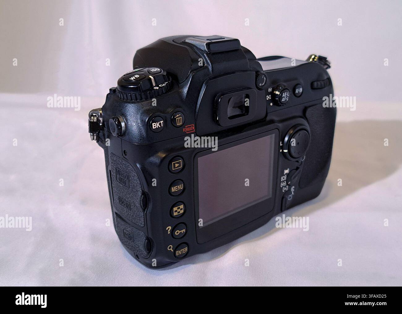 Il retro di una fotocamera DSLR che mostra lo schermo e i controlli Foto Stock