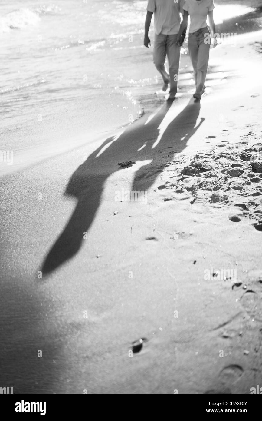 Coppia romantica che cammina sulla spiaggia di sabbia di Bluffers Park Foto Stock