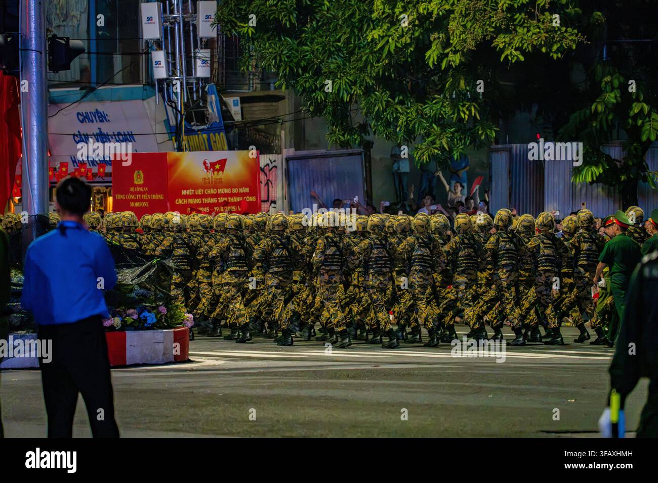 Soldati che marciano in formazione su Van Cao, Hanoi, parata notturna Foto Stock