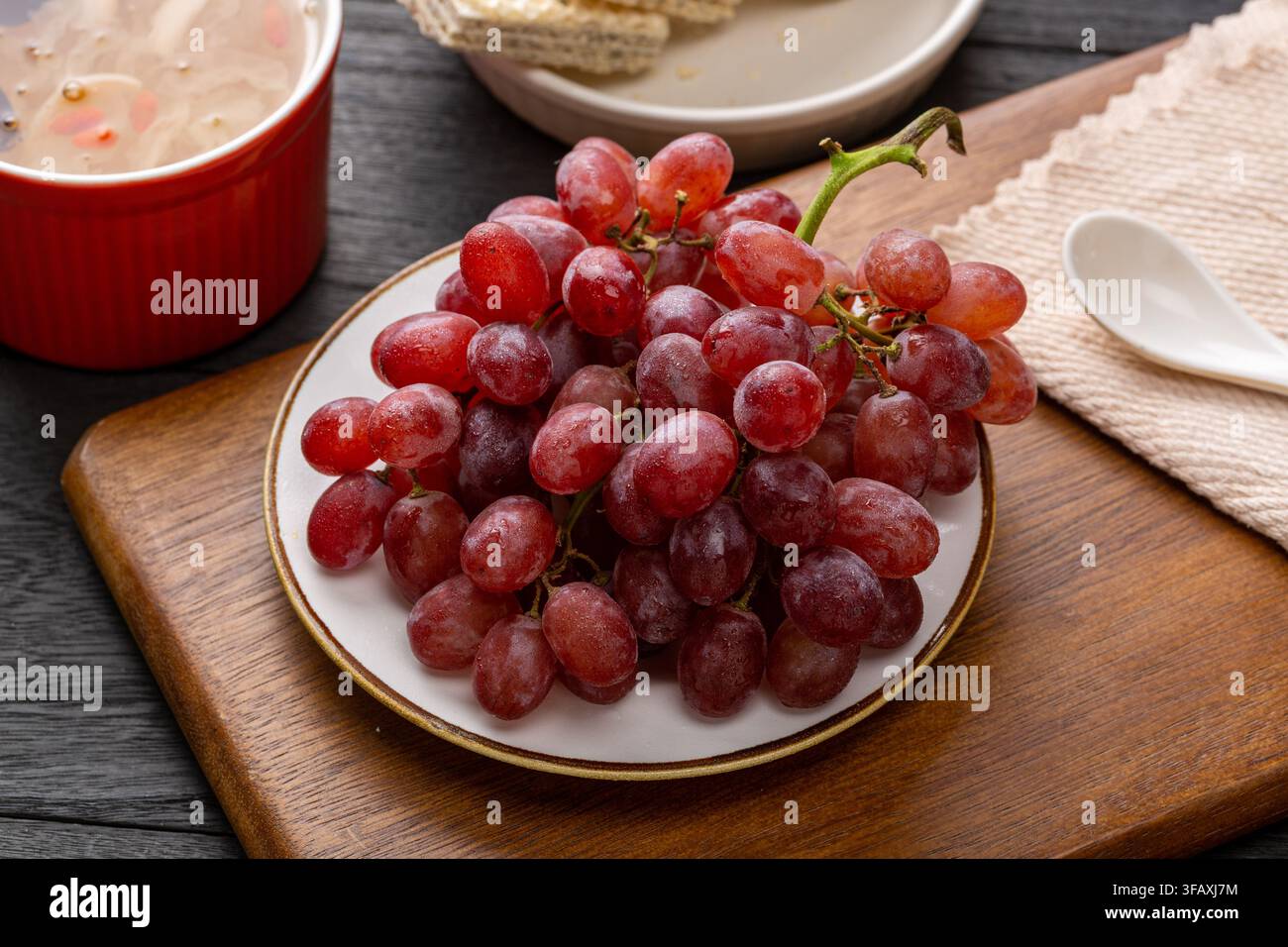 Grappolo di uva rossa fresca di latte di cavallo pieno di succo Foto Stock