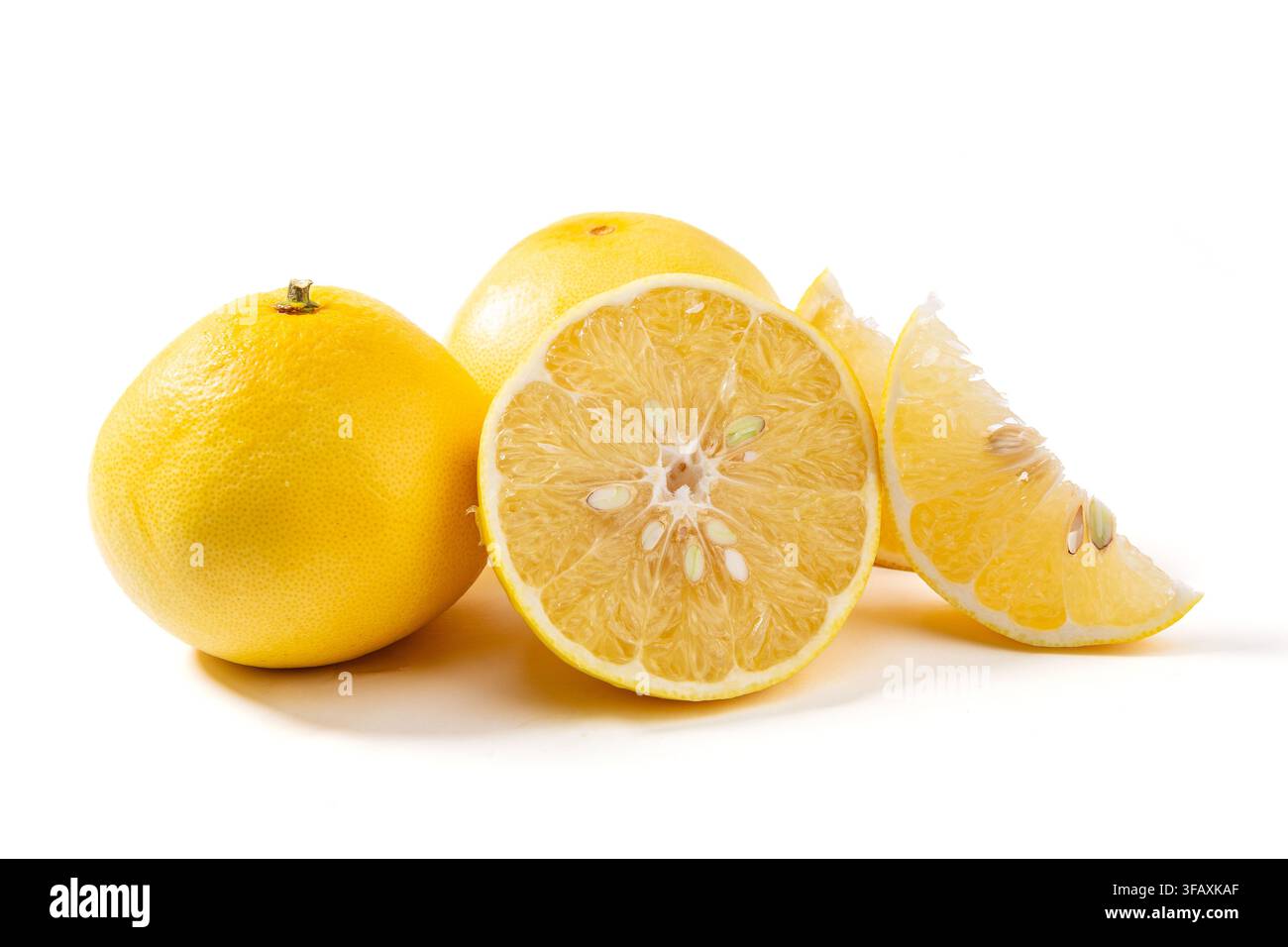 Pomelo di grappoli gialli interi e affettati Foto Stock