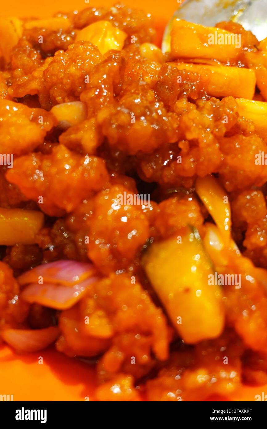 Pollo fritto dolce e aspro con ananas e cipolla, saltato colorato Foto Stock