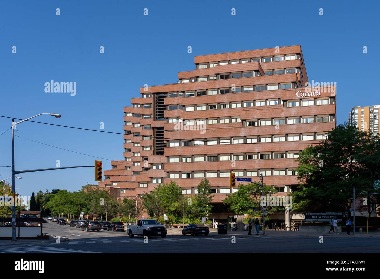 Edificio Joseph Shepard (Edificio del Governo del Canada) su Yonge Street a North York, Toronto, Ontario, Canada Foto Stock