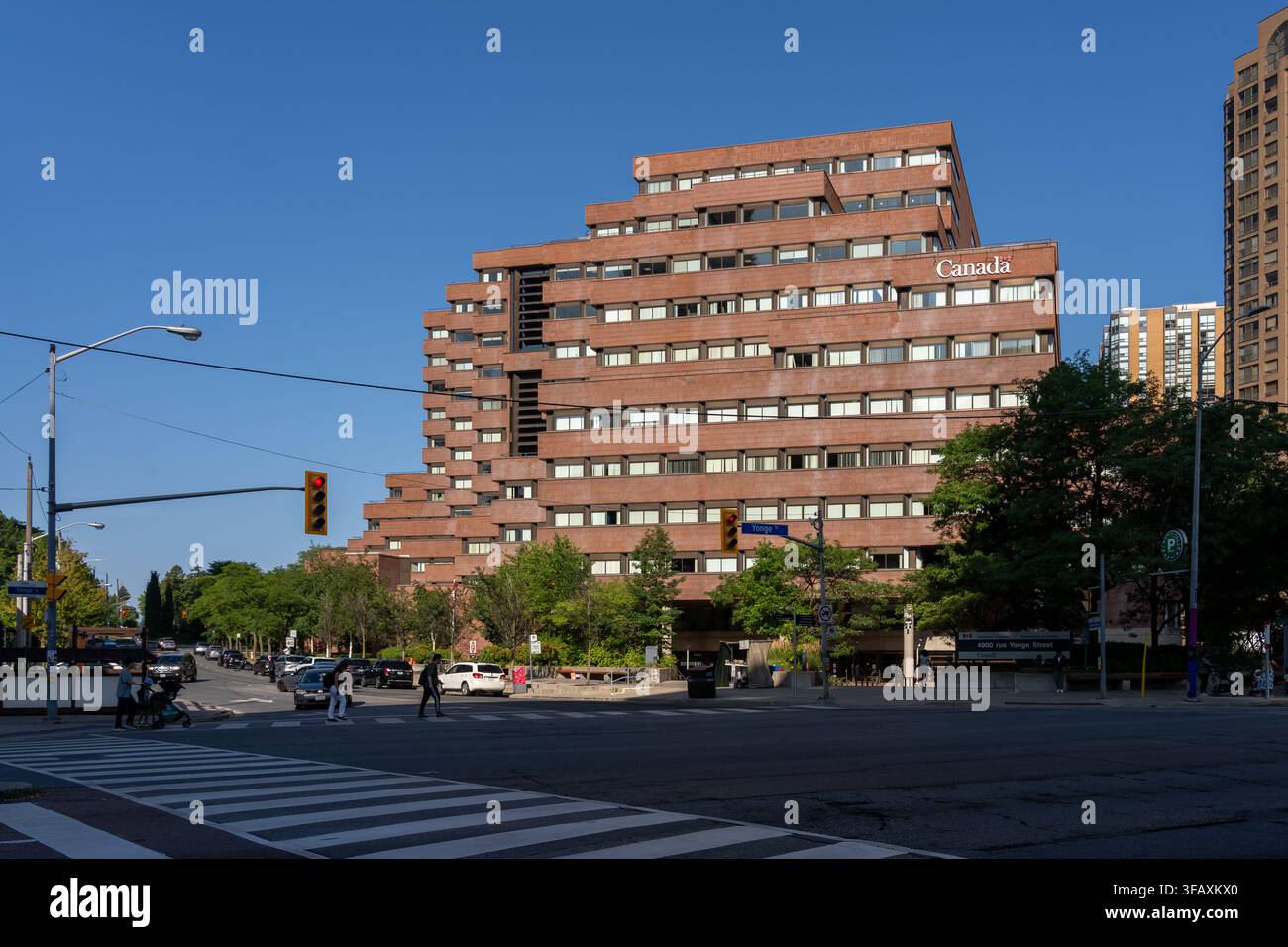 Edificio Joseph Shepard (Edificio del Governo del Canada) su Yonge Street a North York, Toronto, Ontario, Canada Foto Stock