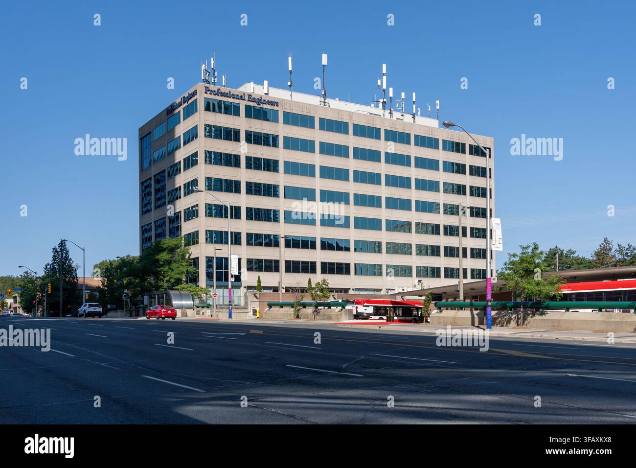 Sede centrale di Professional Engineers Ontario (PEO) situata su Sheppard Avenue West a North York, Toronto Foto Stock