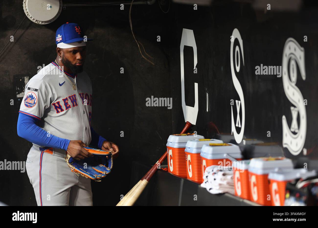 Chicago, Stati Uniti. 22 agosto 2026. L'esterno dei New York Mets Luis Robert Jr. è in piedi nel dugout prima di una partita contro i Chicago White Sox al Rate Field di Chicago il 21 agosto 2026. Robert, indossando una toppa dei Playoffs sulla maglia, teneva il guanto e una mazza mentre si trovava davanti al logo dei White Sox nel dugout della squadra di casa. (Foto di Chris Sweda/Chicago Tribune/TNS/Sipa USA) Credit: Sipa USA/Alamy Live News Foto Stock