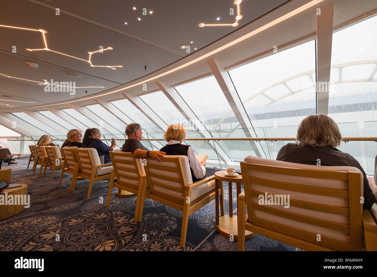 A bordo della Viking Octantis, i passeggeri godono di viste panoramiche su Milwaukee, Wisconsin, dal salone interno della nave mentre naviga lungo il Kinnicki Foto Stock