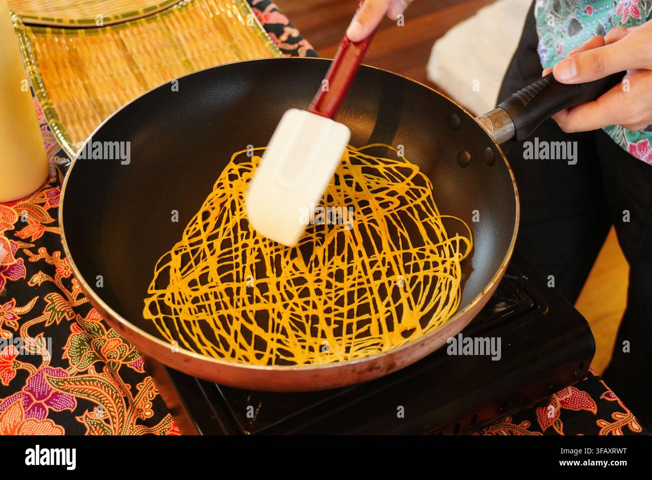 Preparazione di noodle fritti malesi nel wok, preparazione del cibo da strada locale Foto Stock