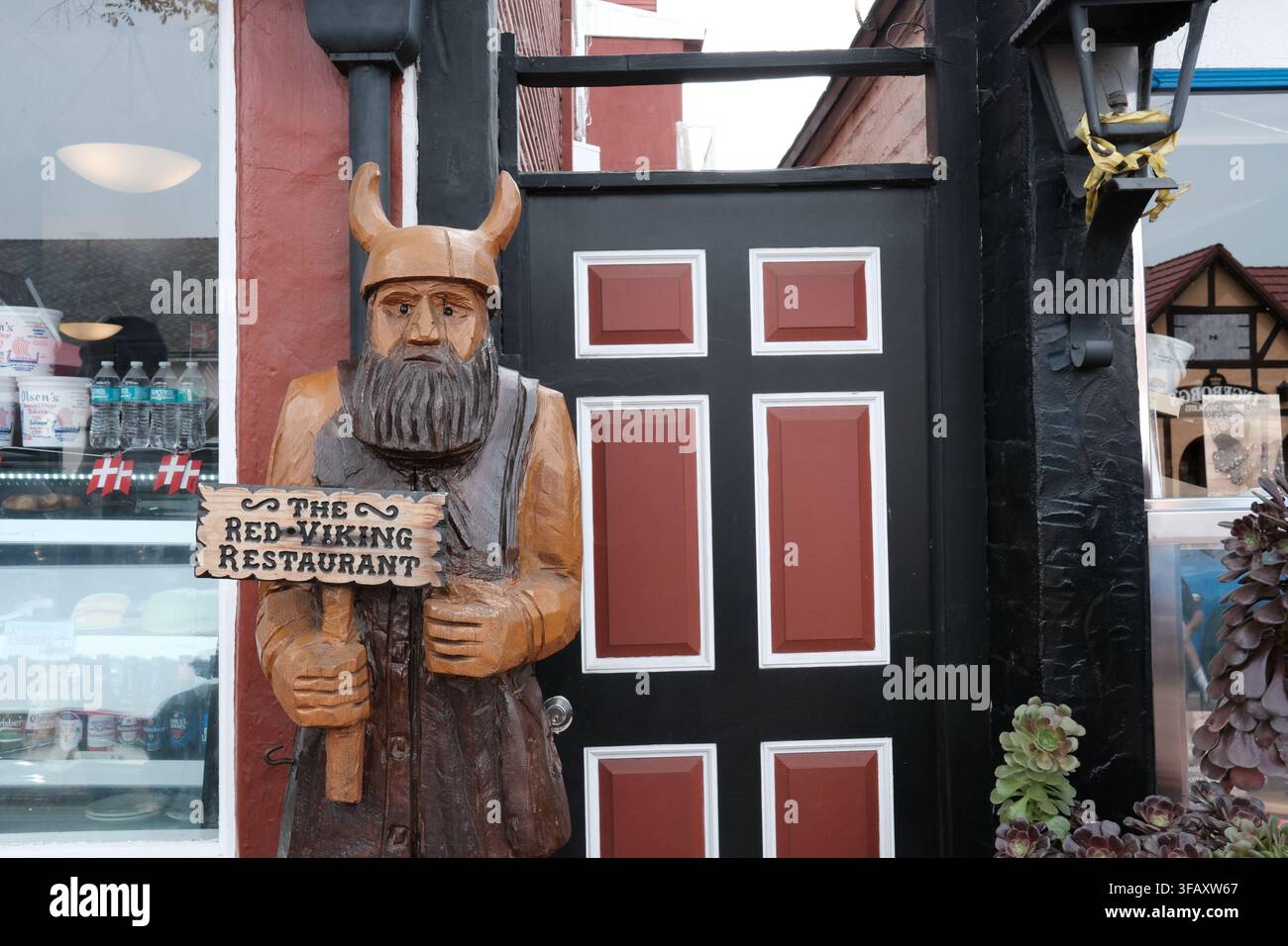 Figura vichinga in legno intagliato fuori dal Red Viking Restaurant su Copenhagen Drive a Solvang, California, una città turistica a tema danese nella Santa Yn Foto Stock