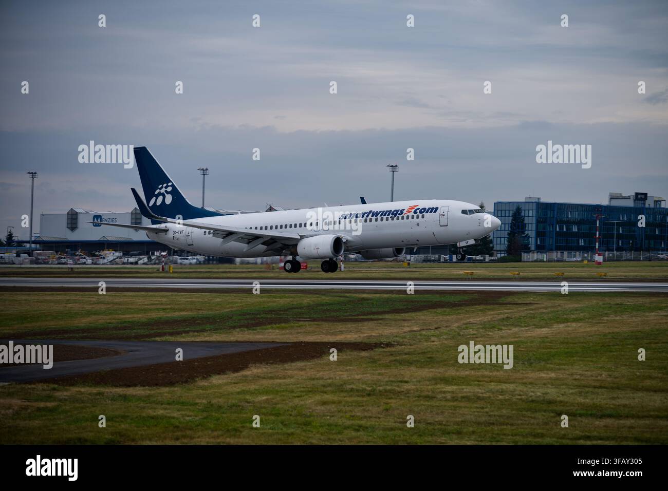 Boeing 737-8FH di Smartwings, registrazione OK-TVF, in avvicinamento alla pista per l'atterraggio all'aeroporto Václav Havel di Praga. Foto Stock