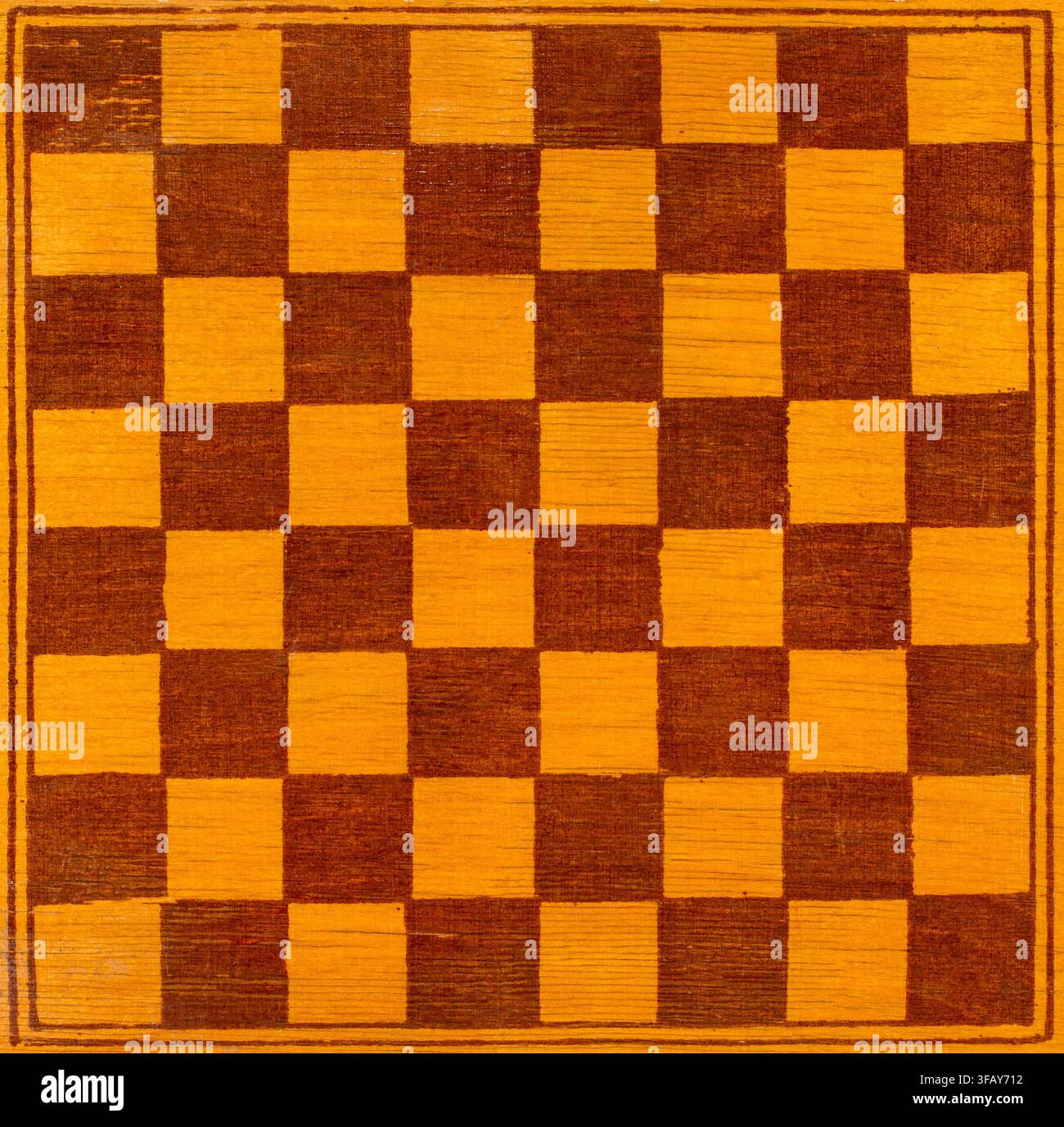 Scacchiera di legno. Una vecchia scacchiera di legno in primo piano. Foto Stock