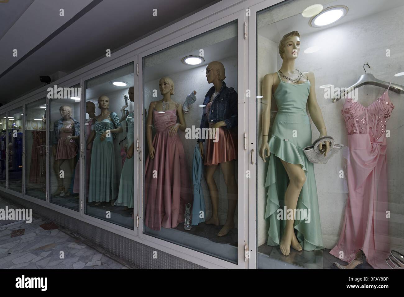 Negozio di moda femminile elegante, via dello shopping Via Chiaia, Napoli, Campania, Italia Foto Stock