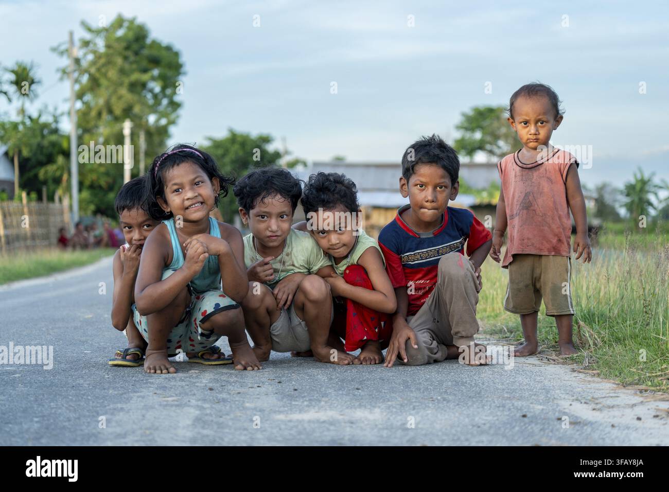 Assam, India. 14 luglio 2026. Un gruppo di bambini posa per una fotografia su una strada rurale in Assam, India, il 14 luglio 2026 Foto Stock