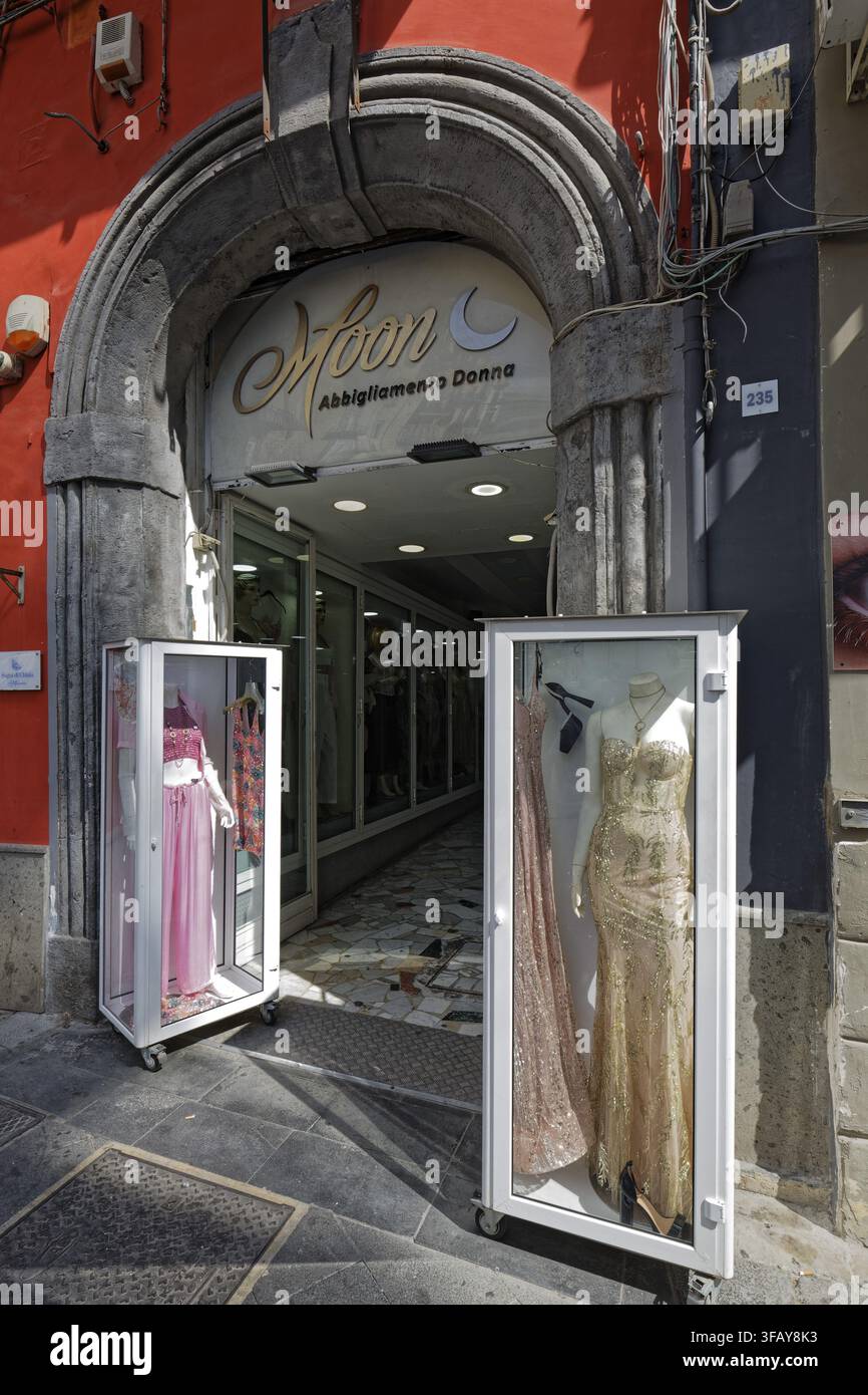 Negozio di moda femminile elegante, via dello shopping Via Chiaia, Napoli, Campania, Italia Foto Stock