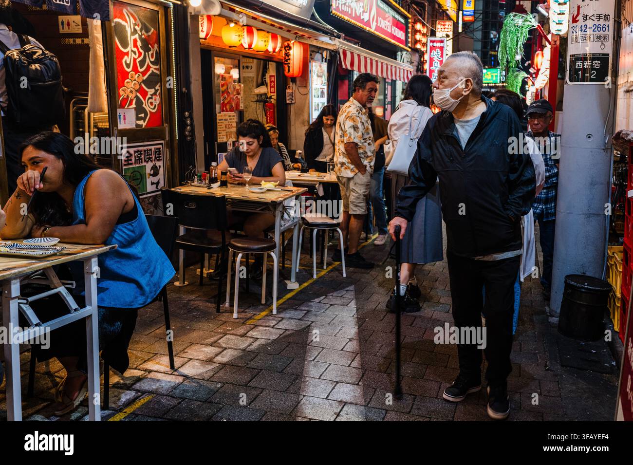 Clienti e pedoni a Omoide Yokocho, o Memory Lane, una famosa via dei ristoranti a Shinjuku, Tokyo, Giappone. Foto Stock