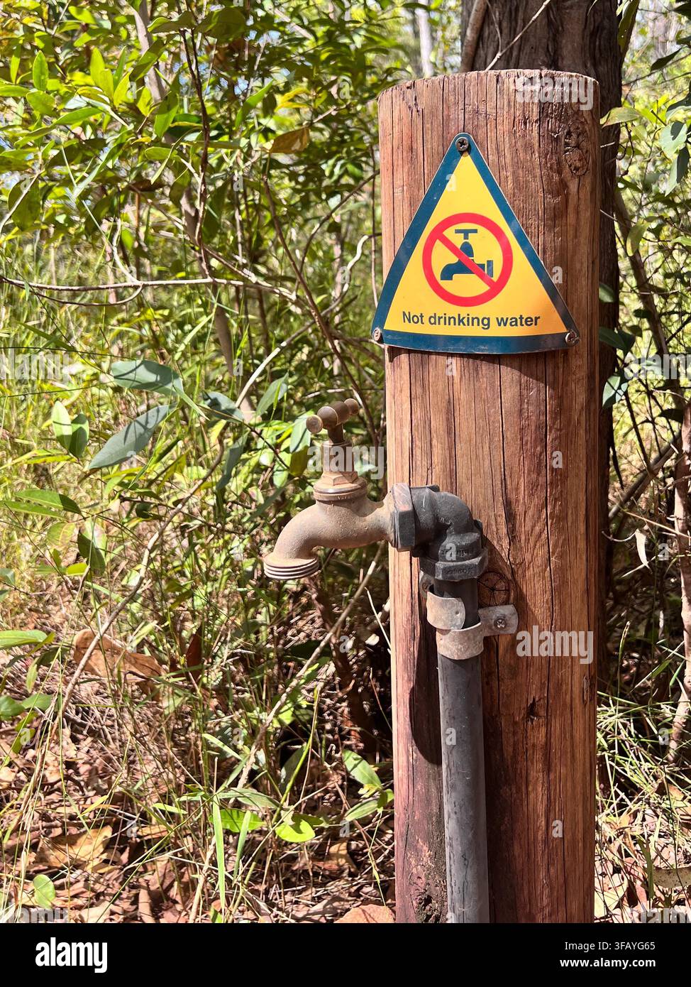 CAIRNS - 14 MAGGIO 2023: Segnale "Acqua non potabile" su un rubinetto esterno. Circa 2 miliardi di persone non hanno accesso ad acqua potabile sicura. L'acqua può trasportare vettori di malattie Foto Stock