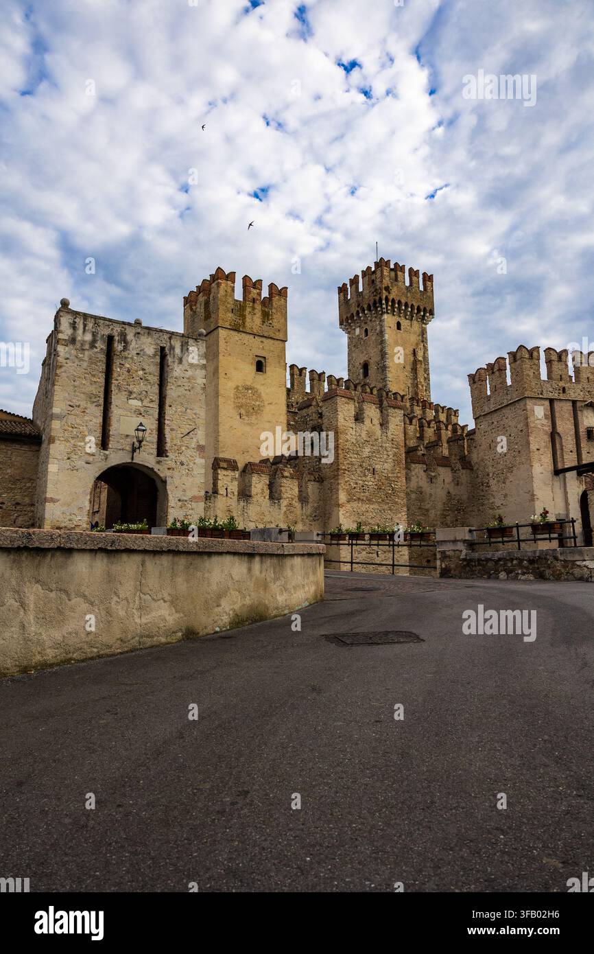 occa Scaligera di Sirmione, una fortezza medievale costruita sul lago di Garda e l'unico punto di accesso al centro storico della città Foto Stock