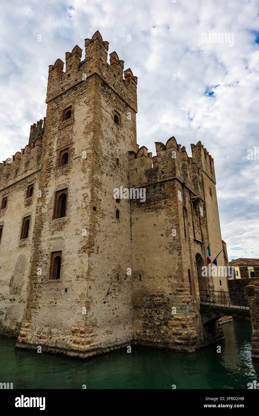 occa Scaligera di Sirmione, una fortezza medievale costruita sul lago di Garda e l'unico punto di accesso al centro storico della città Foto Stock