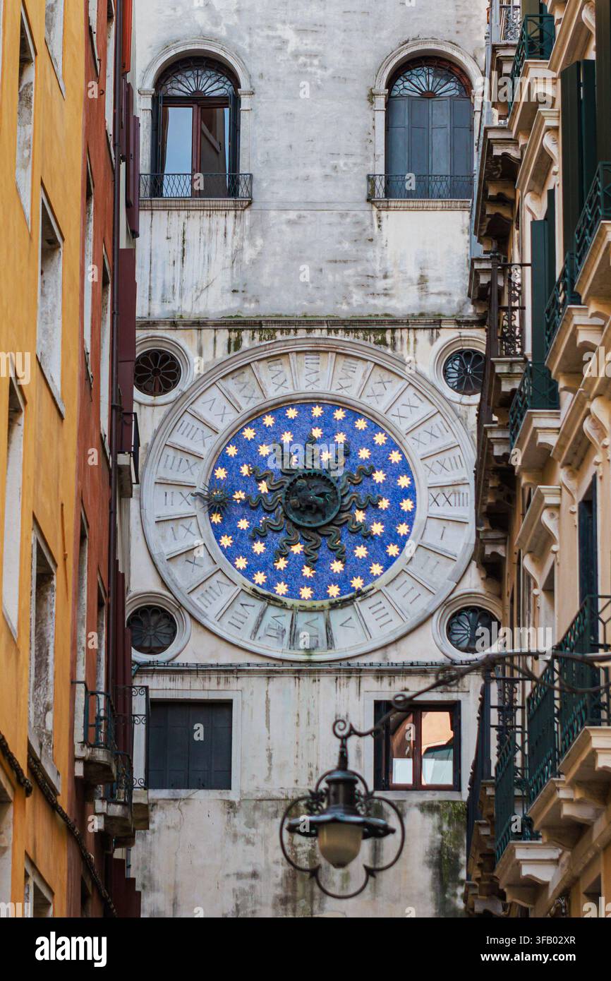 L'orologio astronomico ornato sulla torre campanaria storica di San Marco, Venezia, Italia. Foto Stock