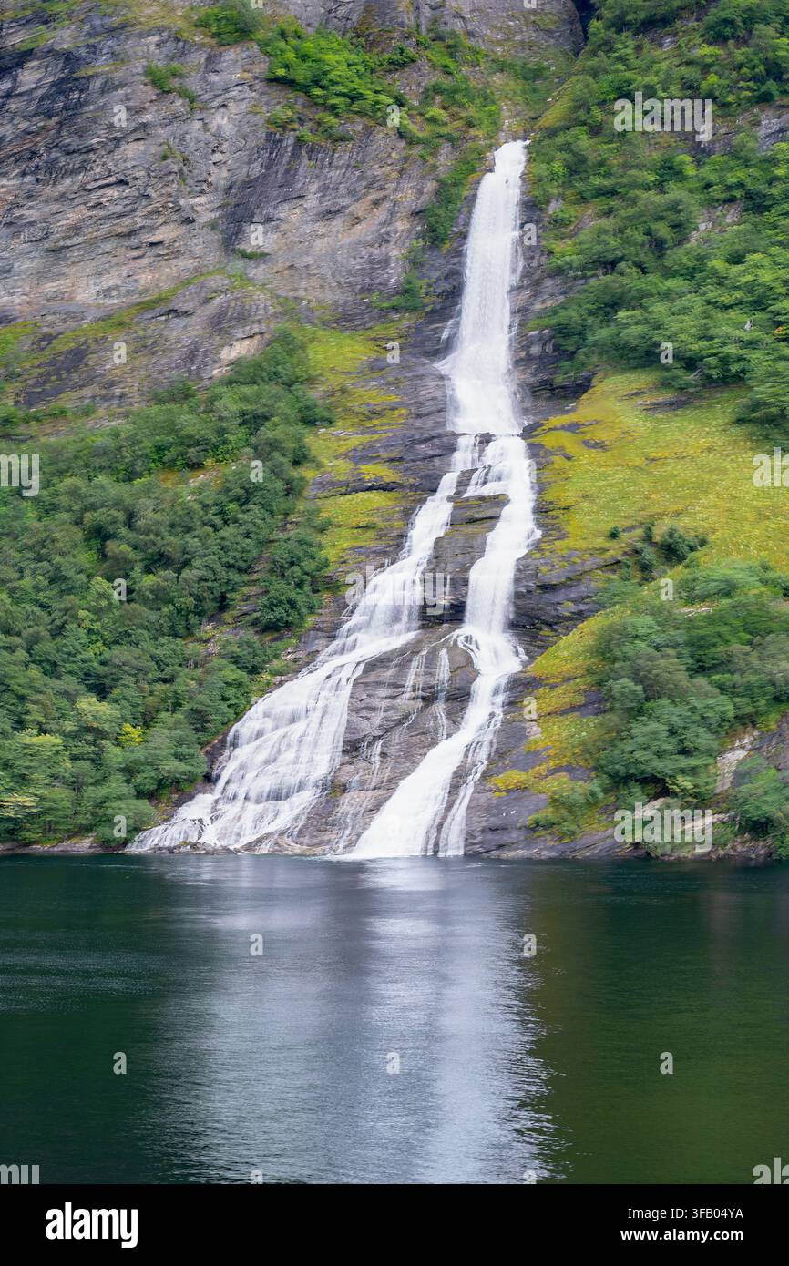 Cascata Bridal Veil, Geirangerfjord, vicino a Geiranger, Norvegia Foto Stock