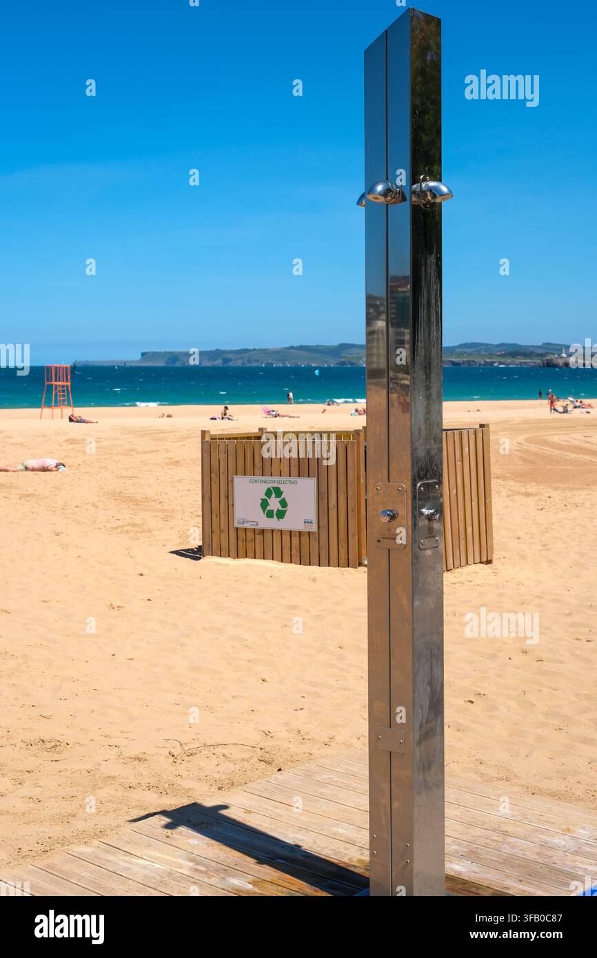Santander, Cantabria, Spagna. 11 giugno 2026. Stazione di doccia pubblica in acciaio inossidabile su una spiaggia. Contenitori per il smaltimento differenziato dei rifiuti. Infrastruttura. Foto Stock