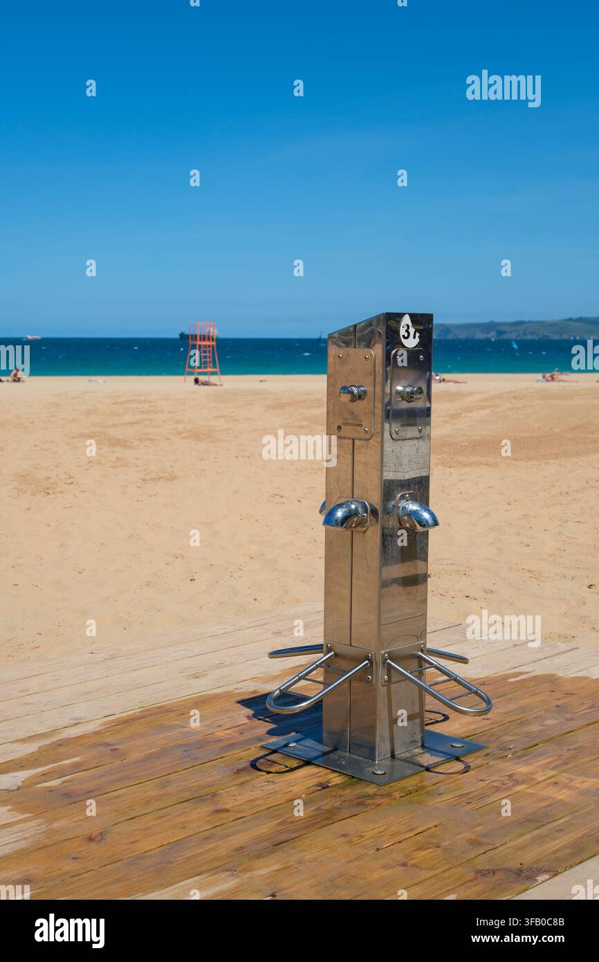Santander, Cantabria, Spagna. 11 giugno 2026. Stazione di doccia pubblica in acciaio inossidabile su una spiaggia. Infrastruttura per turisti e visitatori. Foto Stock