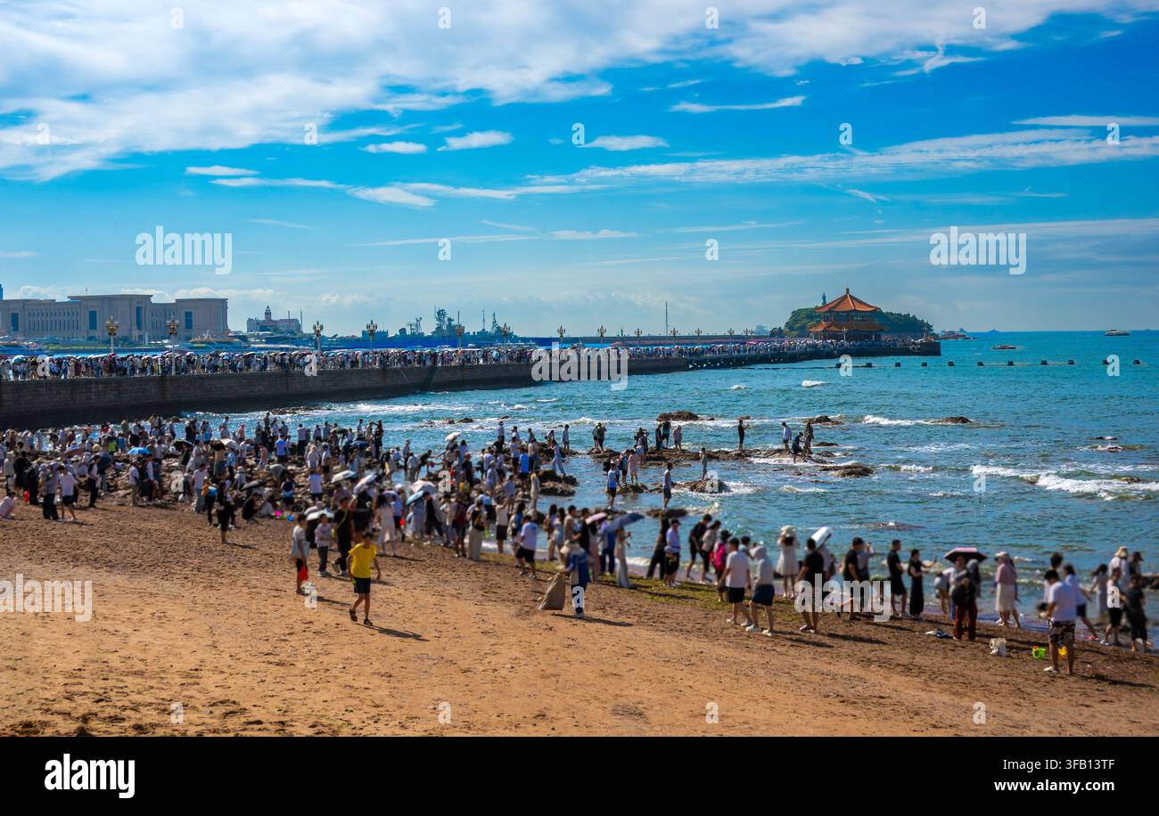 Le folle si riversano al molo di Zhanqiao di Qingdao, il paesaggio marittimo attira i turisti Foto Stock