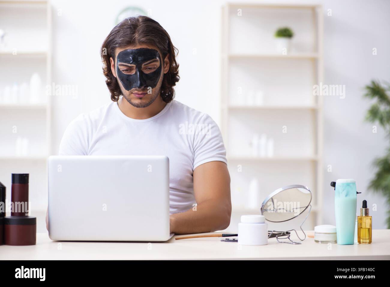Giovane estetista registra un video per il suo blog Foto Stock