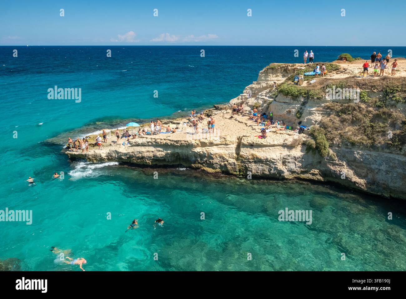 Faraglioni di Sant'Andrea e costa rocciosa in Puglia, Italia Foto Stock