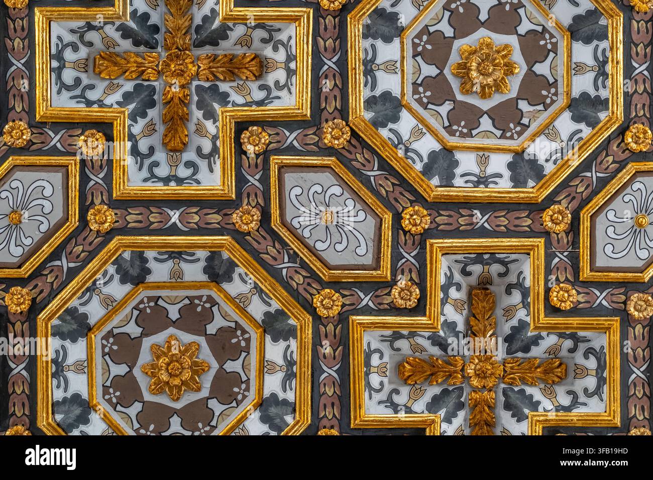 Arte del soffitto dorato ornato nella Cattedrale di Otranto, Italia Foto Stock