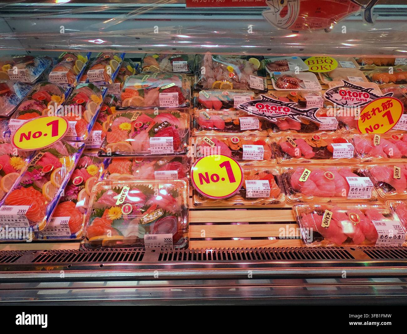 Mercato Kuromon a Osaka, Giappone, Asia. Negozio gestito da una famiglia giapponese che vende cibo da strada tradizionale Foto Stock