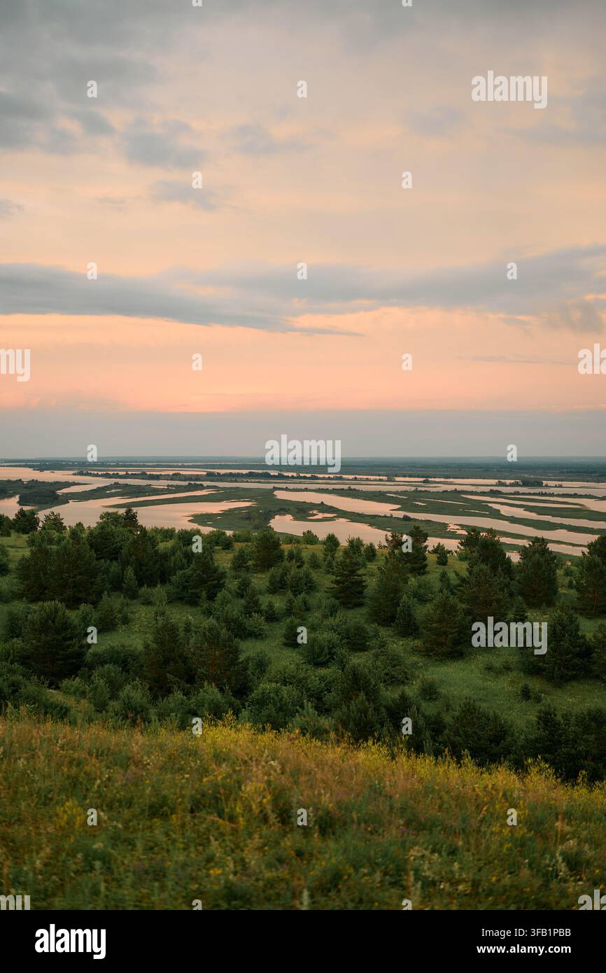 Paesaggio fluviale sereno, in area rurale, con alberi, erba, acqua, con vegetazione, texture del suolo, da una prospettiva aerea, con accenti verdi, blu, e Foto Stock