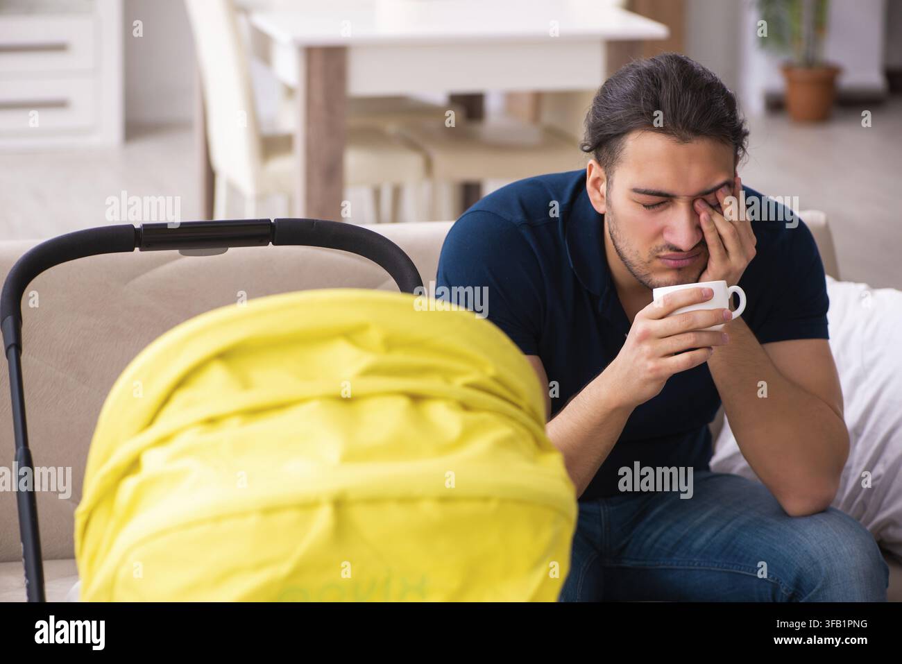 Giovane padre si prende cura di un neonato Foto Stock