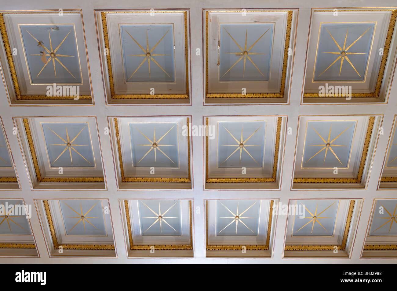 Atene, Grecia - 4 aprile 2026: Decorazione del soffitto dell'ingresso dell'Antico Palazzo del Parlamento (Museo Storico Nazionale) Foto Stock