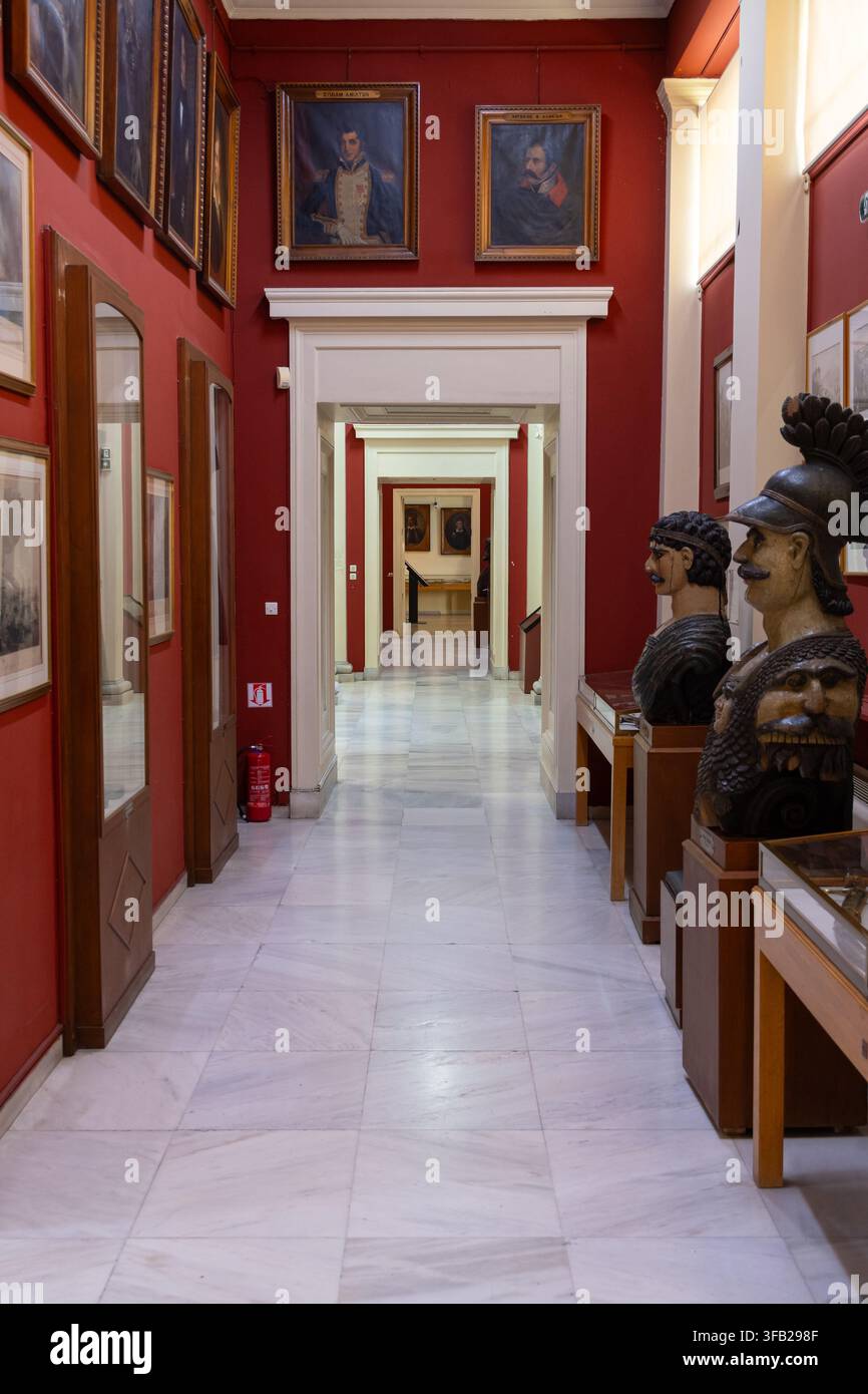 Atene, Grecia - 4 aprile 2026: Mostre del Museo Storico Nazionale (L'Antico Palazzo del Parlamento) Foto Stock