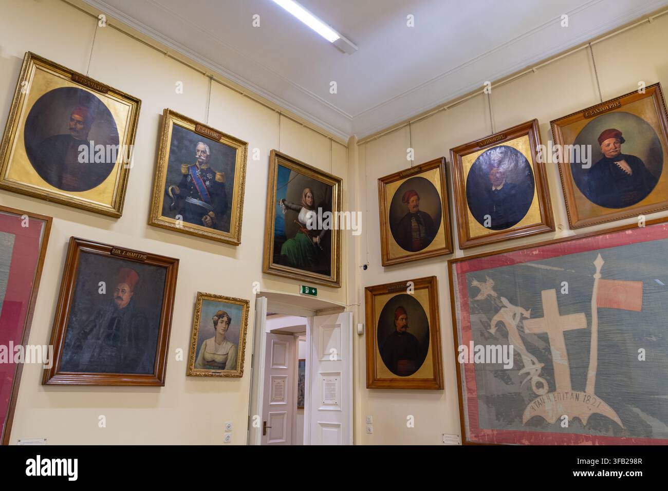 Atene, Grecia - 4 aprile 2026: Mostre del Museo Storico Nazionale (L'Antico Palazzo del Parlamento) Foto Stock