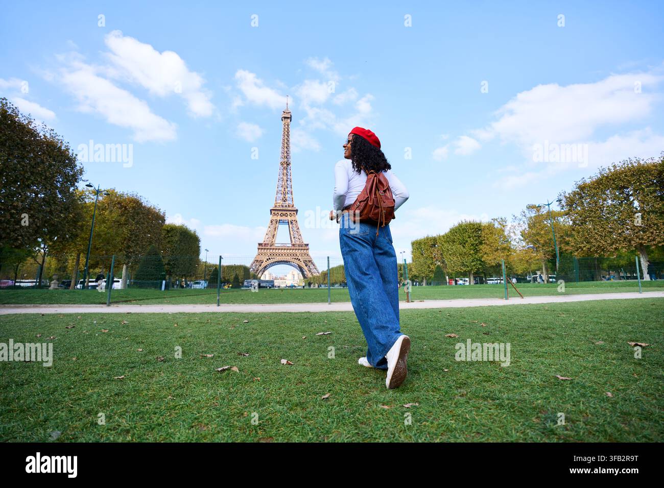 Donna in viaggio a Parigi che vede la Torre Eiffel. Foto Stock