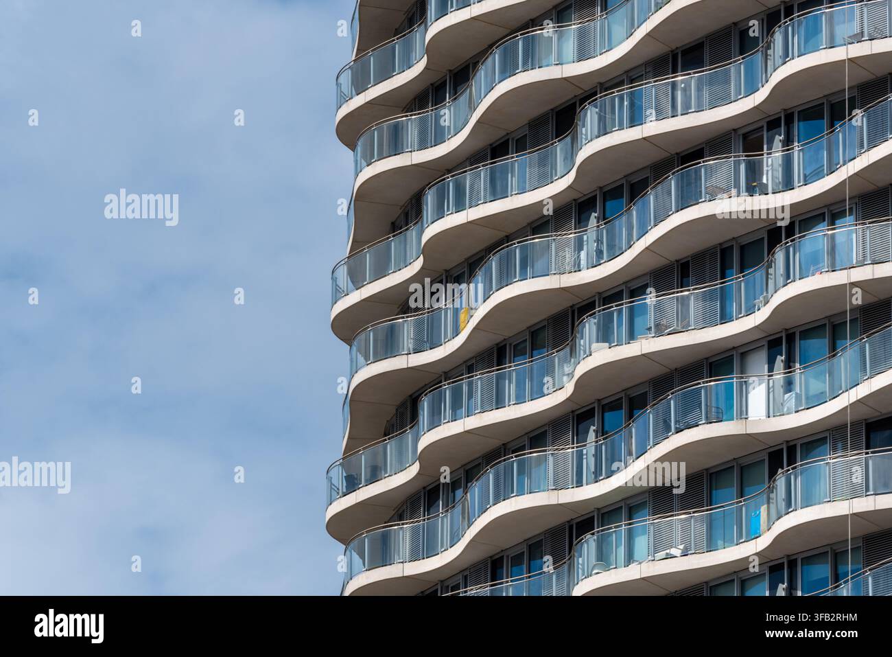 Dettaglio del balcone su un grattacielo di Londra Foto Stock