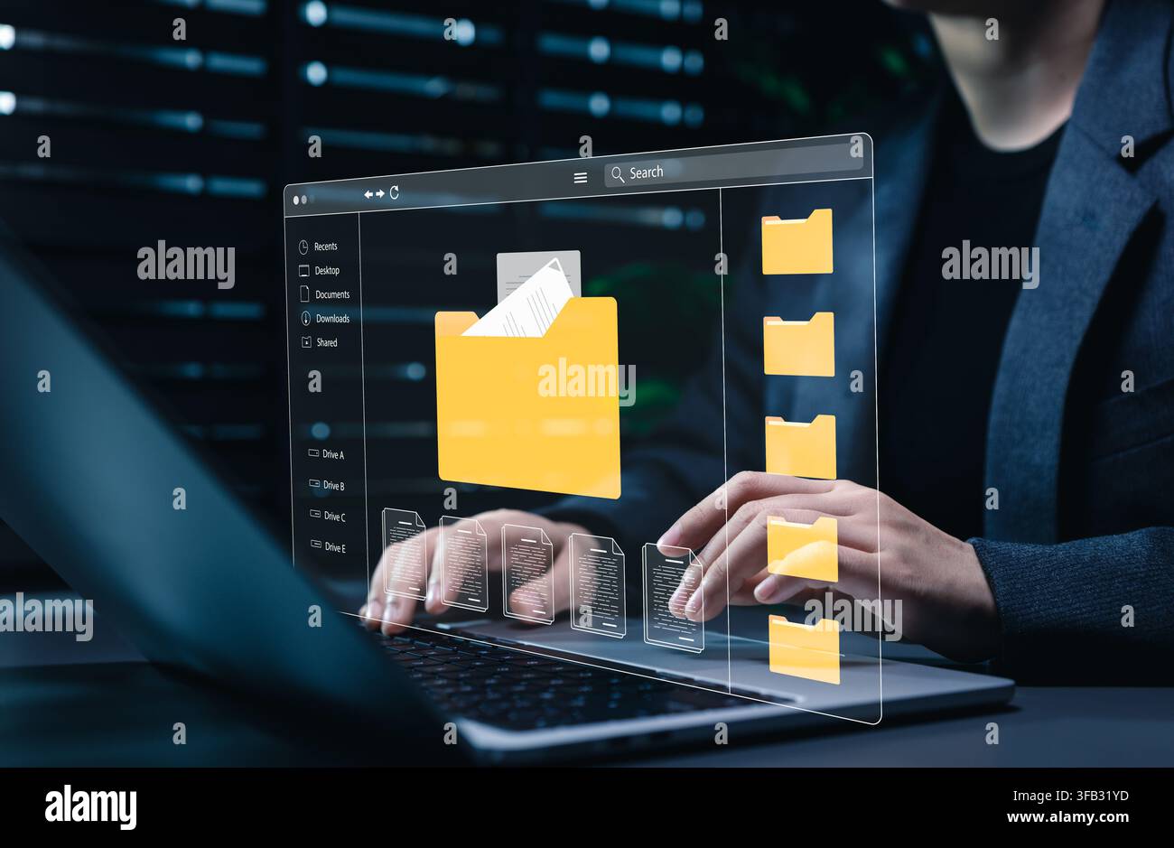 Concetto di gestione digitale dei documenti e organizzazione dei file. Donna d'affari che utilizza un laptop e cartelle, archiviazione dei dati, registri, ricerca, flusso di lavoro, archiviazione, Foto Stock