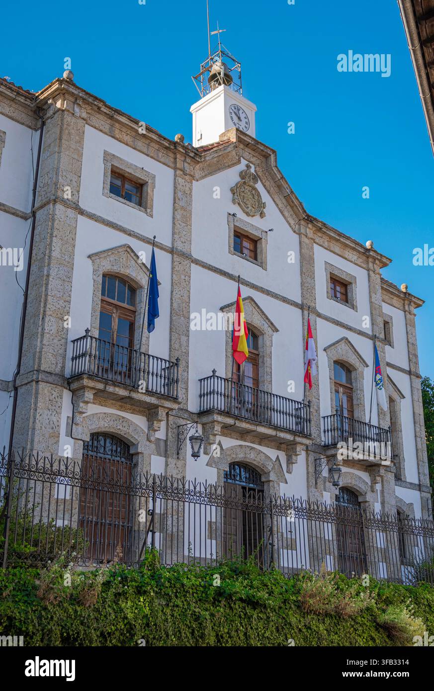 Fotografia verticale della facciata del municipio di Candelario, Spagna Foto Stock