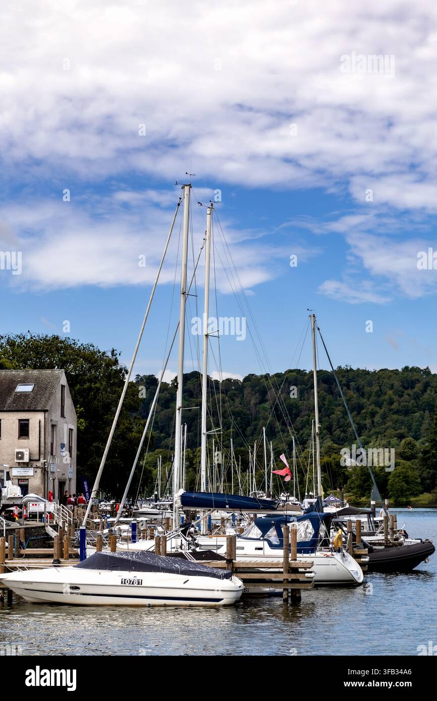 Lake Windermere, Inghilterra, Regno Unito – 19 luglio 2026: Barche a vela e motoscafi ormeggiati in una marina sul Lake Windermere nel Lake District Foto Stock