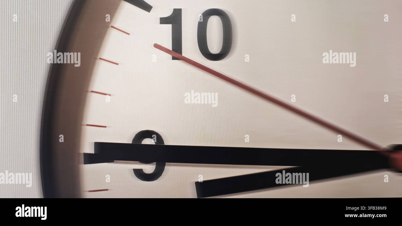 Le lancette dell'orologio sfocate su un quadrante bianco, mostrano il tempo che passa velocemente o una scadenza in arrivo. Le lancette dell'orologio sfocate su un quadrante bianco, mostrano il tempo che passa Foto Stock