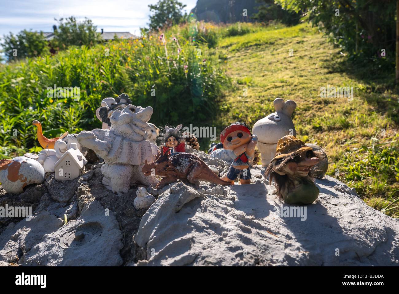 Figure di troll e fantasy disposte su una roccia a Lofoten Foto Stock